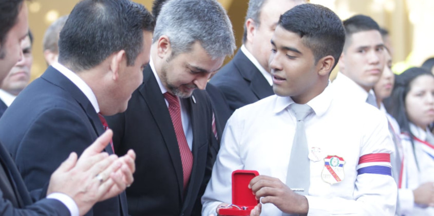  Presidente asistió a la graduación de alumnos del Colegio Nacional de la Capital