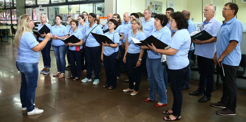 Coral Sicoob canta o Natal no saguão da Prefeitura de Cascavel