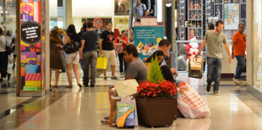 Trabalhadores que usarão 13º para presentes de Natal chegam a 23% 